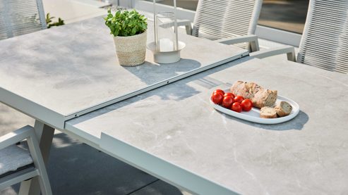 Gartenmöbel-Set Interliving aus Metall in Beige Interliving Gartenmöbel Serie 7011 - Essgruppe mit vier Stühlen beiger gesinterter Stein, Rope & Olefin, taupefarbenes Aluminium