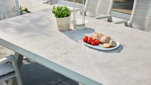 Gartentisch Interliving aus Stein in Beige Interliving Gartenmöbel Serie 7011 - Ausziehtisch gesinterter beiger Stein & taupefarbenes Aluminium - ca 200 - 240 x 100 cm