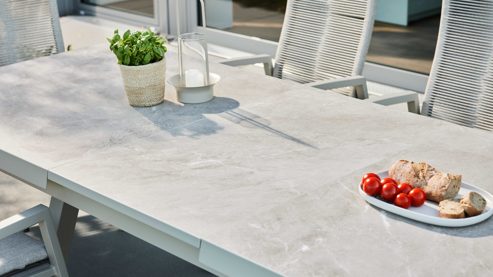 Gartenmöbel-Set Interliving aus Metall in Beige Interliving Gartenmöbel Serie 7011 - Essgruppe mit vier Stühlen beiger gesinterter Stein, Rope & Olefin, taupefarbenes Aluminium