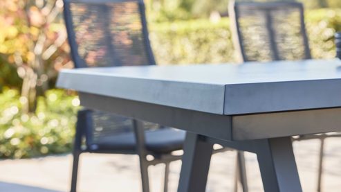 Gartenmöbel-Set Interliving aus Stein in Hellgrau Interliving Gartenmöbel Serie 7011 - Tischgruppe betonfarbener Sinterstein, rußfarbenes Sunbrella®, anthrazitfarbenes Aluminium & TEXTILENE®