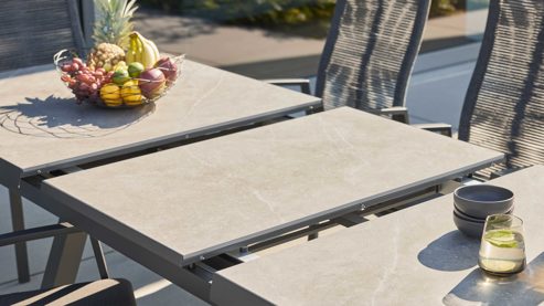 Gartenmöbel-Set Interliving aus Stein in Hellgrau Interliving Gartenmöbel Serie 7011 - Tischgruppe betonfarbener Sinterstein, rußfarbenes Sunbrella®, anthrazitfarbenes Aluminium & TEXTILENE®