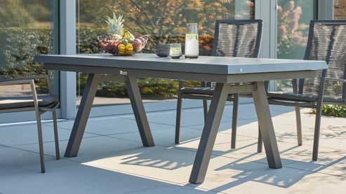 Gartentisch Interliving aus Stein in Hellgrau Interliving Gartenmöbel Serie 7011 - Ausziehtisch gesinterter betonfarbener Stein & anthrazitfarbenes Aluminium - ca. 200 - 260 x 100 cm