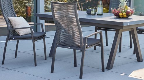 Gartenmöbel-Set Interliving aus Stein in Hellgrau Interliving Gartenmöbel Serie 7011 - Tischgruppe betonfarbener Sinterstein, rußfarbenes Sunbrella®, anthrazitfarbenes Aluminium & TEXTILENE®