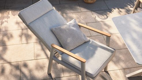 Gartenstuhl /-sessel Interliving aus Metall in Beige Interliving Gartenmöbel Serie 7014 - Gartenstuhl mit Relaxfunktion beiges TEXTILENE®, Teak & taupefarbenes Aluminium