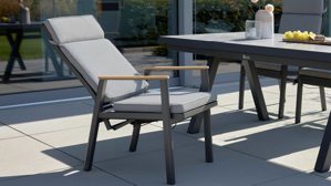 Gartenstuhl /-sessel Interliving aus Metall in Anthrazit Interliving Gartenmöbel Serie 7014 - Gartenstuhl mit Relaxfunktion anthrazitfarbenes TEXTILENE®, Aluminium & Teakholz