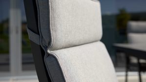 Gartenmöbel-Set Interliving aus Stein in Anthrazit Interliving Gartenmöbel Serie 7014 - Essgruppe mit Ausziehtisch betonfarbener Sinterstein, anthrazitfarbenes Aluminium & TEXTILENE®