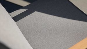 Gartenmöbel-Set Interliving aus Stein in Anthrazit Interliving Gartenmöbel Serie 7014 - Essgruppe mit Ausziehtisch betonfarbener Sinterstein, anthrazitfarbenes Aluminium & TEXTILENE®