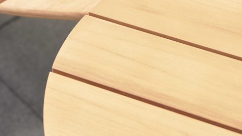 Gartentisch Interliving aus Metall in Holzfarben Interliving Gartenmöbel Serie 7015 - ovaler Couchtisch mit Holzplatte Teakholz & taupefarbenes  Aluminium - ca. 110 x 69 cm