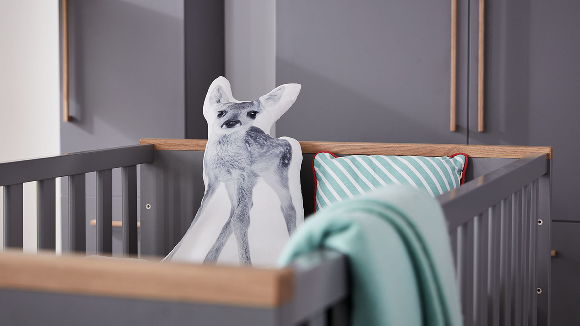 Babybett Paidi aus Holz in Grau PAIDI Babyzimmer Sten – Babybettgestell Eiche & Schiefergrau – Liegefläche ca. 70 x 140 cm