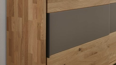 Türenkommode Interliving aus Holz in Grau Interliving Schlafzimmer Serie 1015 – Schiebetürenkommode sienafarbenes Mattglas & Wildeiche – zwei Türen, Länge ca. 164 cm