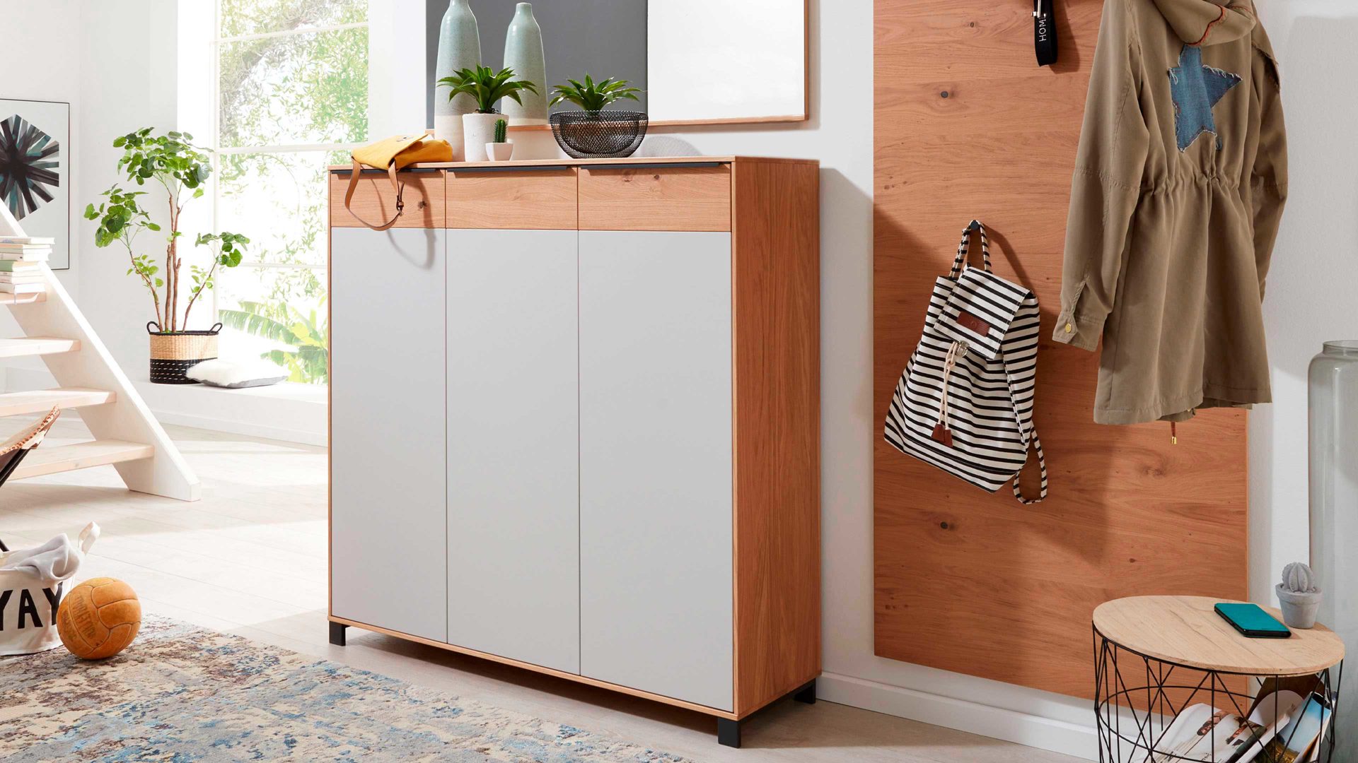 Schuhschrank Interliving aus Holz in Holzfarben Interliving Garderoben Serie 6005 – Schuhschrank Eiche & lichtgrauer Lack – drei Türen