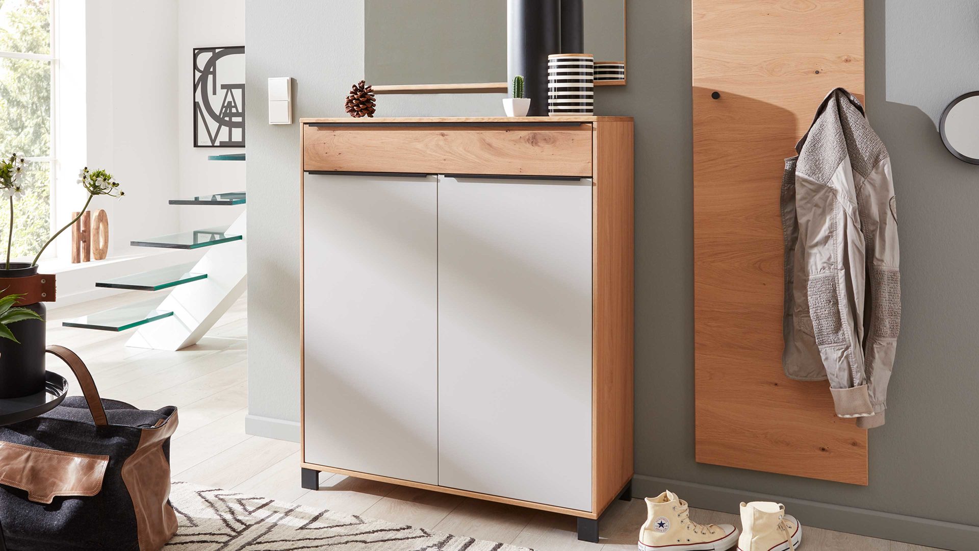 Kombikommode Interliving aus Holz in Holzfarben Interliving Garderoben Serie 6005 – Kommode Eiche & lichtgrauer Lack – eine Schublade, zwei Türen