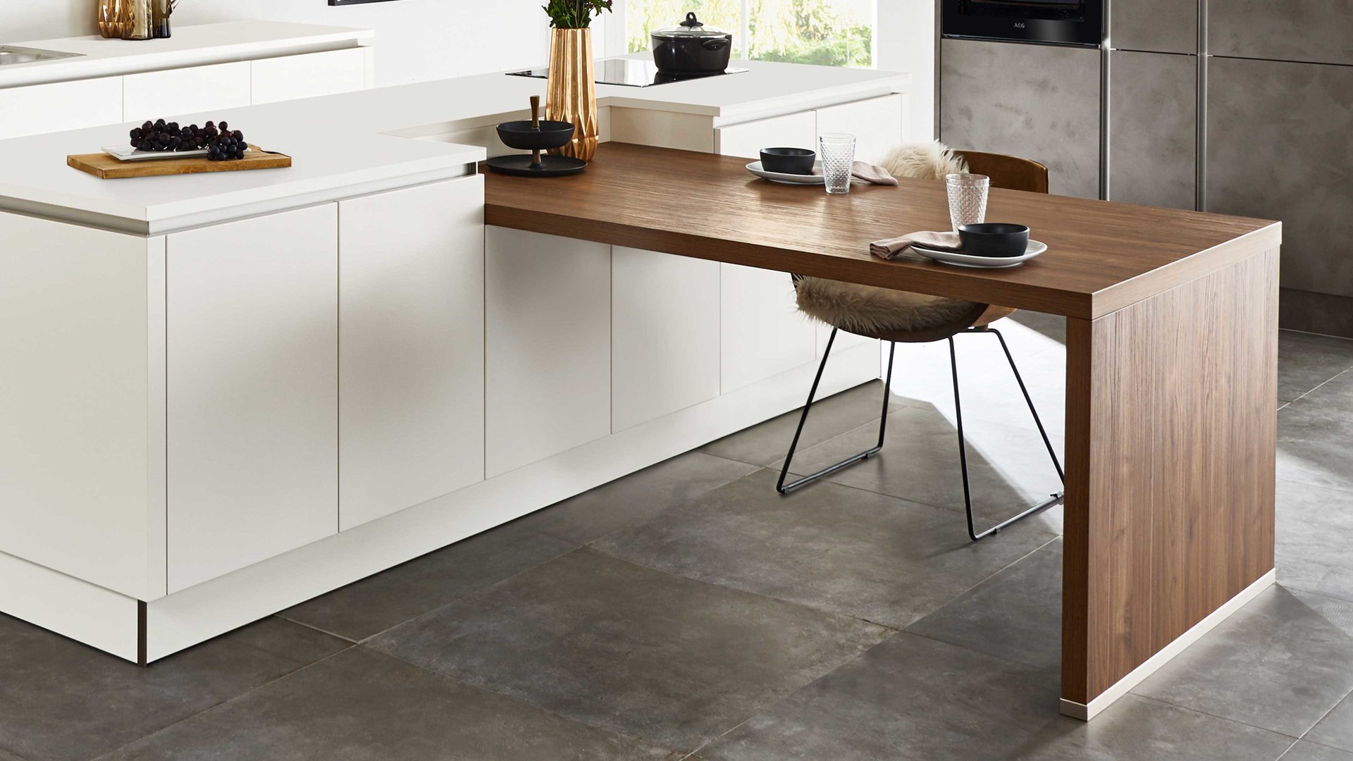 Einbauküche Nolte® küchen aus Holz in Weiß nolte® Einbauküche Soft Lack mit AEG-Einbaugeräten Magnolia, Zement anthrazit & Nussbaum Royal – dreizeilig