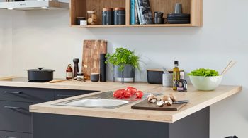 Einbauküche Nobilia® aus Holz in Schwarz nobilia® Einbauküche Easytouch mit AEG Einbaugeräten Grafitschwarz & Eiche Sierra – zweizeilig