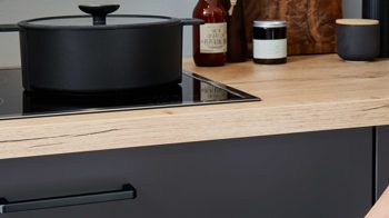 Einbauküche Nobilia® aus Holz in Schwarz nobilia® Einbauküche Easytouch mit AEG Einbaugeräten Grafitschwarz & Eiche Sierra – zweizeilig