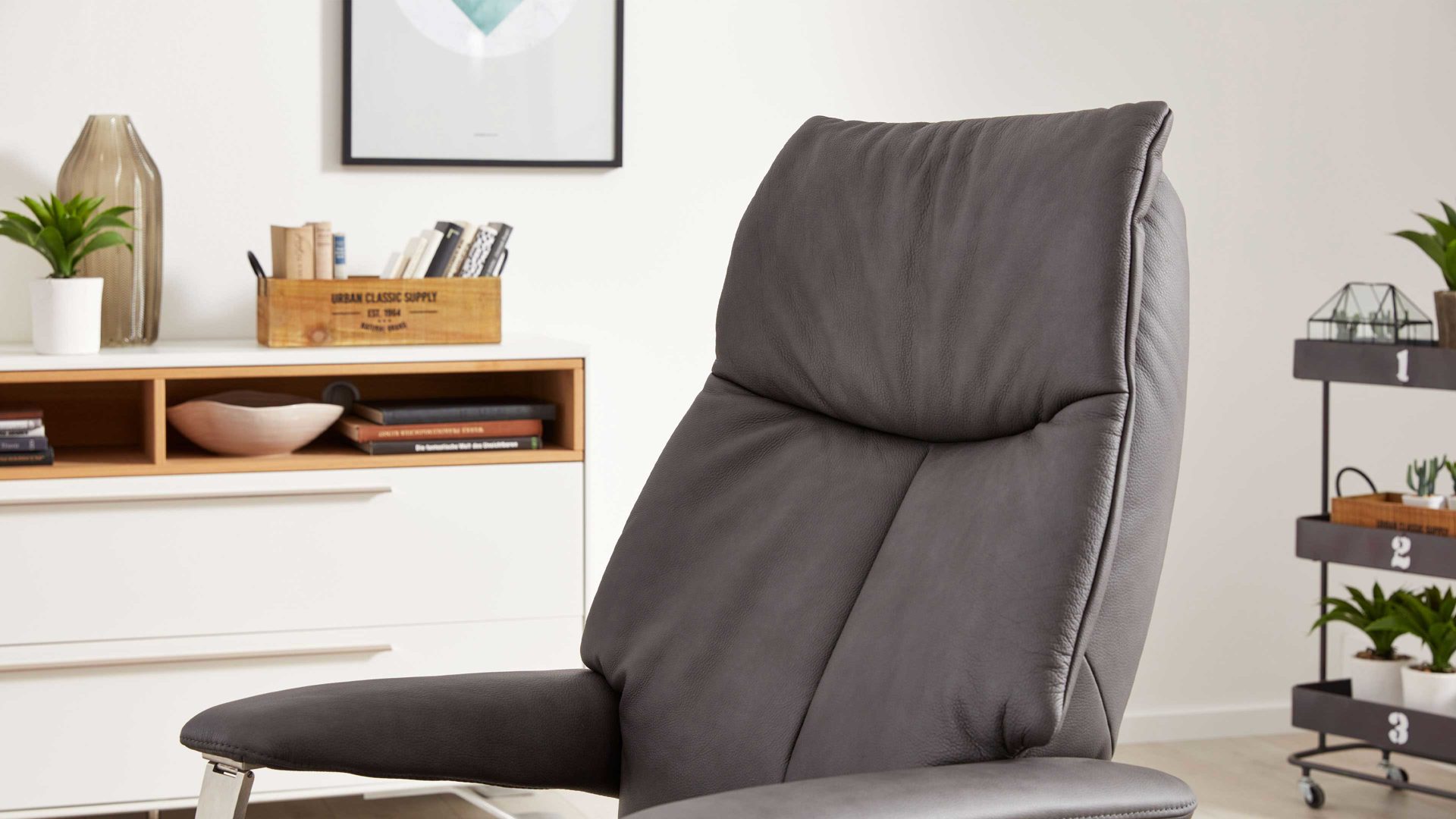 Relaxsessel Interliving aus Leder in Grau Interliving Sessel Serie 4551 – Relaxsessel colafarbenes LongLife-Leder & edelstahlfarbener Sternfuß – ein Motor