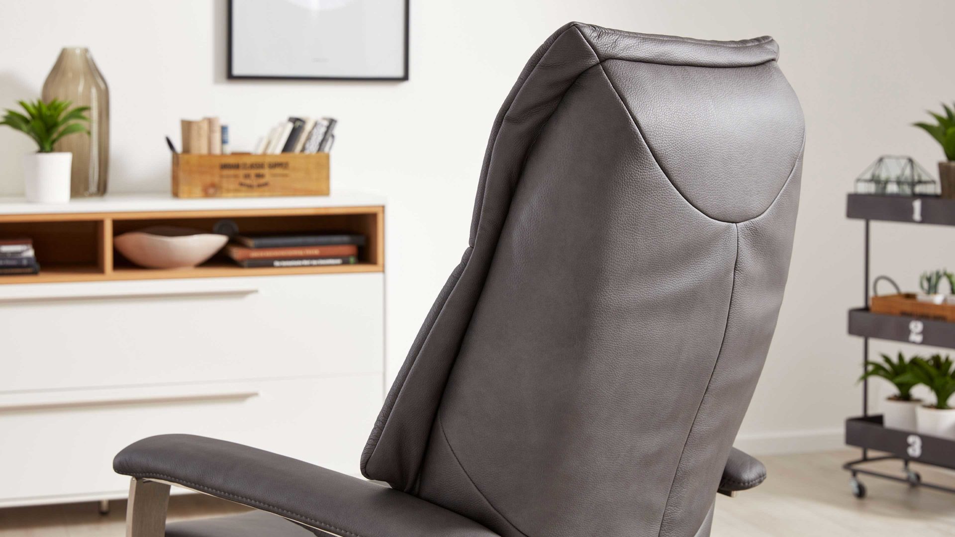 Relaxsessel Interliving aus Leder in Grau Interliving Sessel Serie 4551 – Komfortsessel colafarbenes LongLife-Leder & edelstahlfarbener Sternfuß – zwei Motoren
