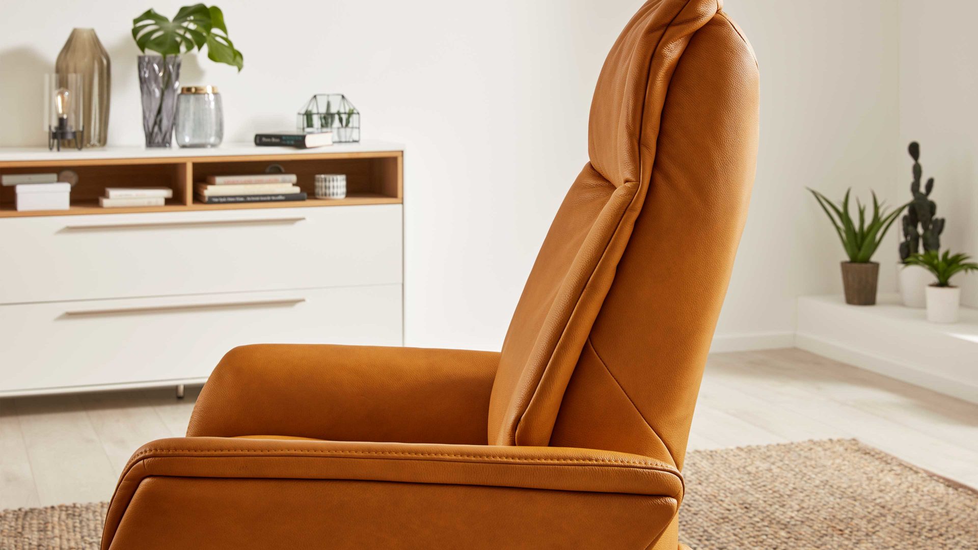 Relaxsessel Interliving aus Leder in Gelb Interliving Sessel Serie 4550 - Sessel zwei Motoren & Aufstehhilfe - kürbisfarbenes LongLife-Leder & anthrazitfarbener Tellerfuß