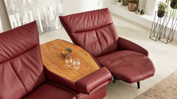Dreisitzer Interliving aus Leder in Rot Interliving Sofa Serie 4210 – Trapezsofa barolofarbenes LongLife-Leder Rustika & anthrazitfarbene Metallfüße – Länge ca. 200 cm