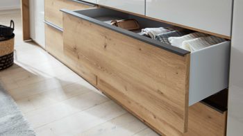 Kleiderschrank Interliving aus Holz in Hellgrau Interliving Kleiderschrank Serie 1205 – Kleiderschrank 468 Champagner & Eiche Bianco – sechs Türen & vier Schubladen, Breite ca. 300 cm