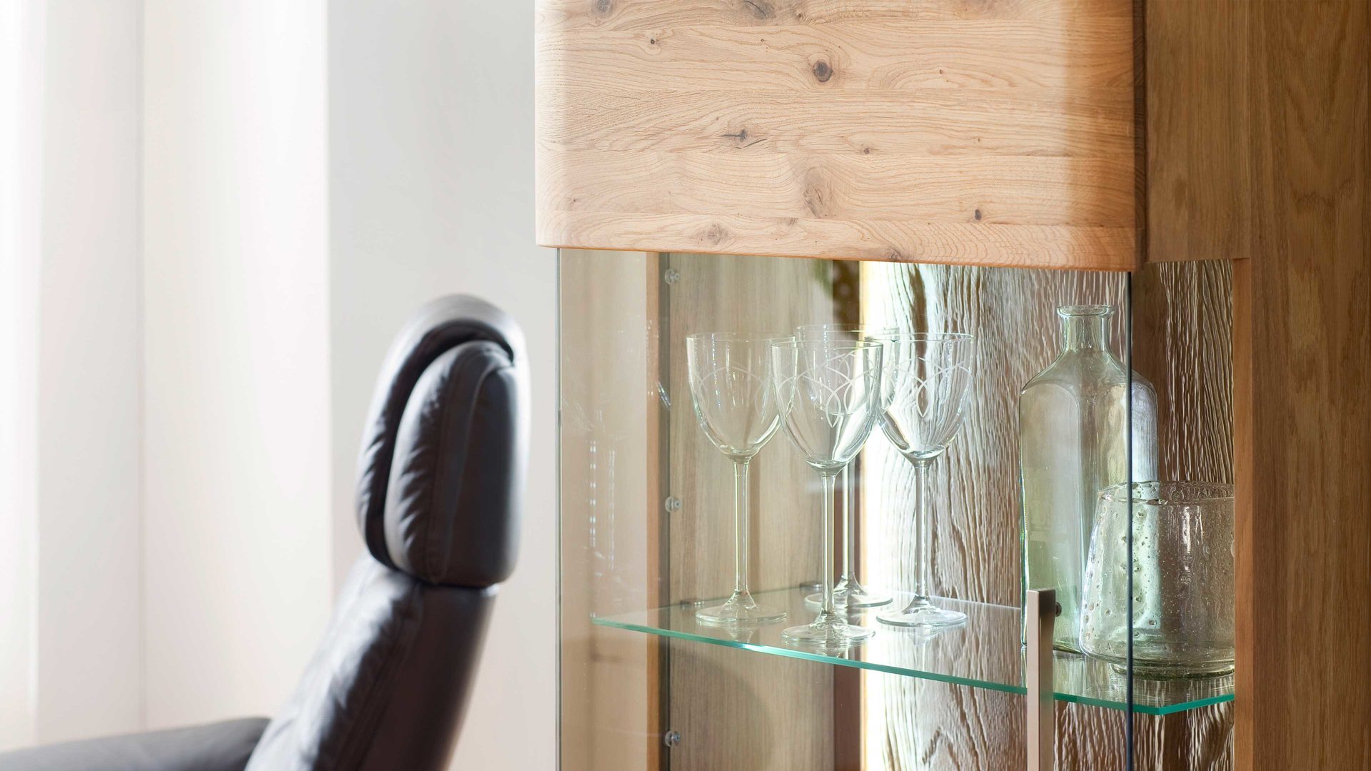 Vitrine Mca direkt aus Holz in Holzfarben Wohnprogramm Santori - Vitrine Eiche & Asteiche – eine Tür, links