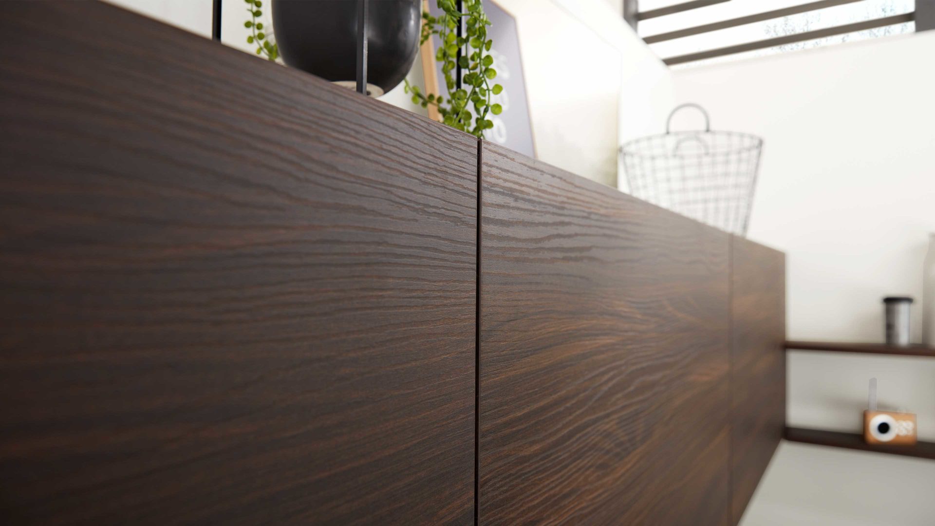 Einbauküche Interliving aus Holz in Schwarz Interliving Küche Serie 3031 mit AEG-Einbaugeräten Mattschwarz & Nussbaum Kuba – Stellfläche ca. 275 x 305 cm