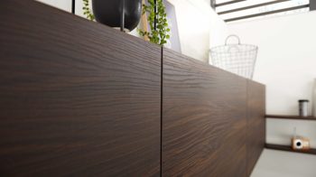 Einbauküche Interliving aus Holz in Schwarz Interliving Küche Serie 3031 mit AEG-Einbaugeräten Mattschwarz & Nussbaum Kuba – Stellfläche ca. 275 x 305 cm