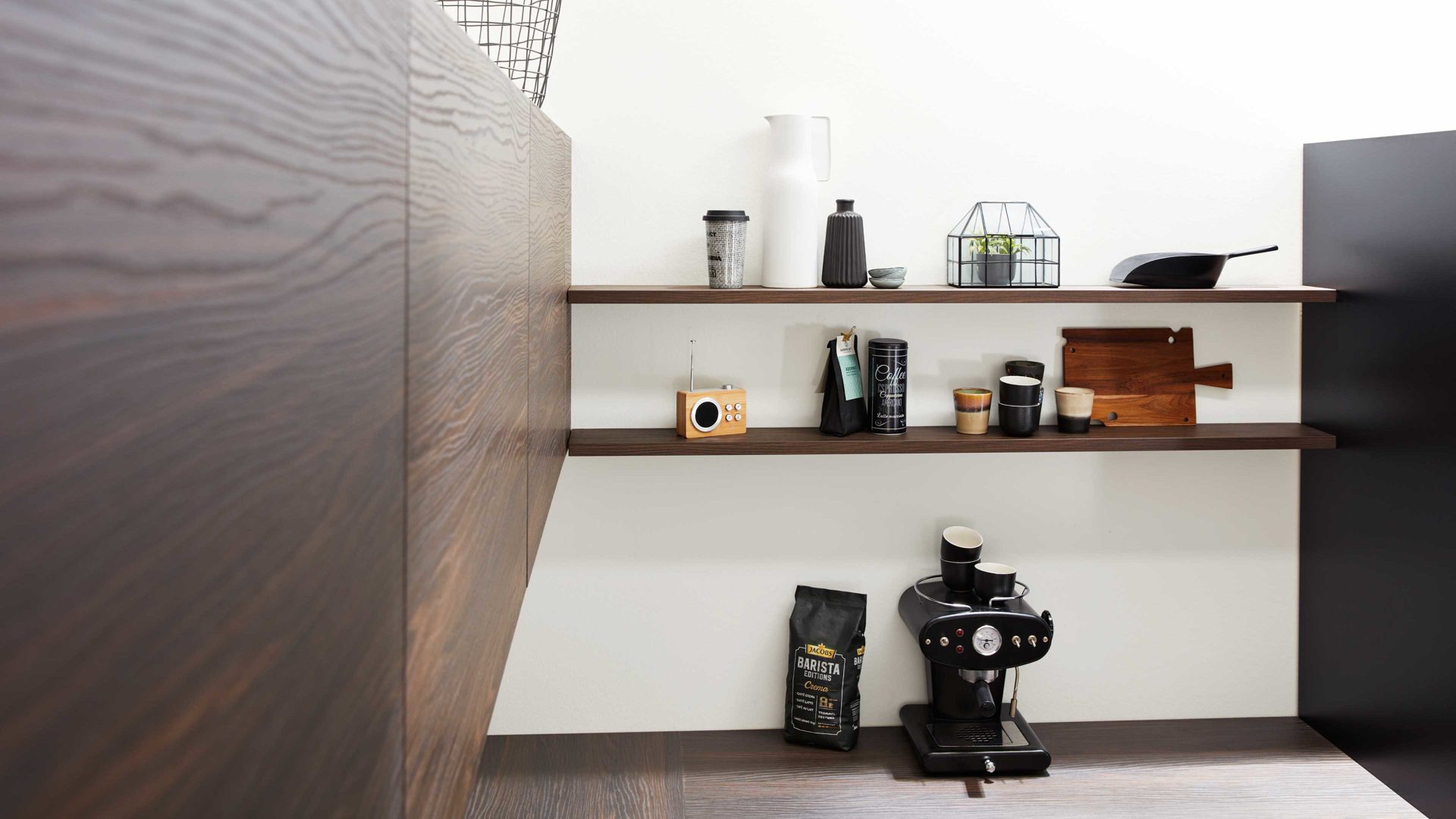 Einbauküche Interliving aus Holz in Schwarz Interliving Küche Serie 3031 mit AEG-Einbaugeräten Mattschwarz & Nussbaum Kuba – Stellfläche ca. 275 x 305 cm