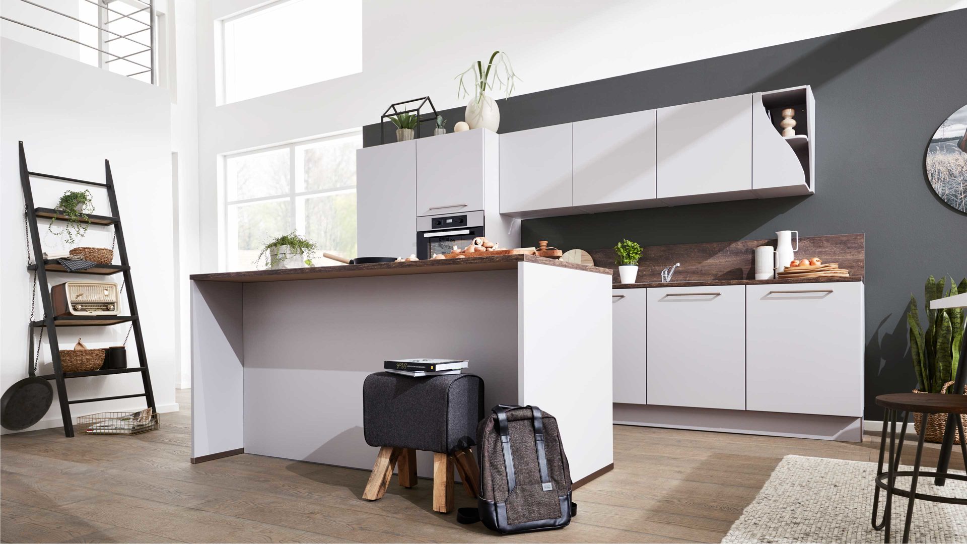 Einbauküche Interliving aus Holz in Grau Interliving Küche Serie 3028 mit Miele-Einbaugeräten Platingrau & Castell Eiche - zweizeilig