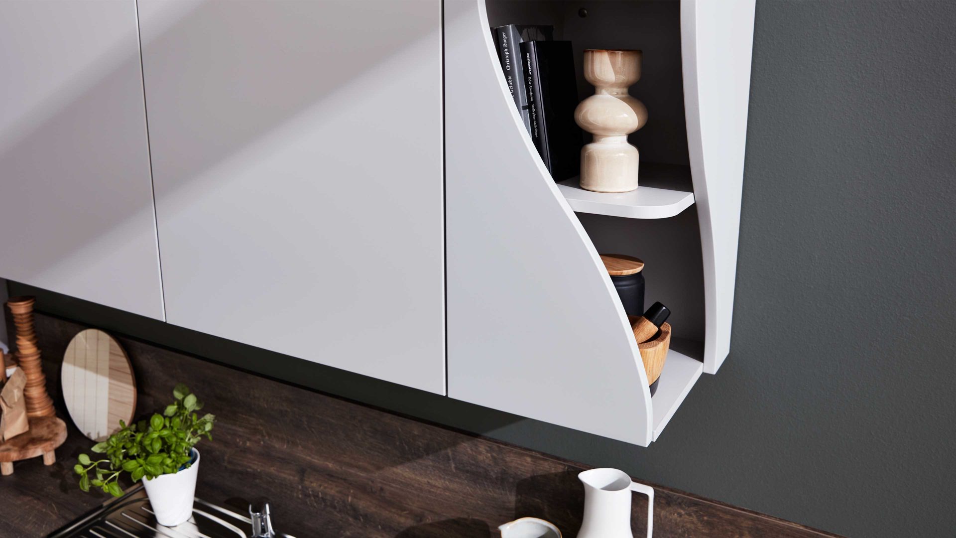 Einbauküche Interliving aus Holz in Grau Interliving Küche Serie 3028 mit Miele-Einbaugeräten Platingrau & Castell Eiche - zweizeilig