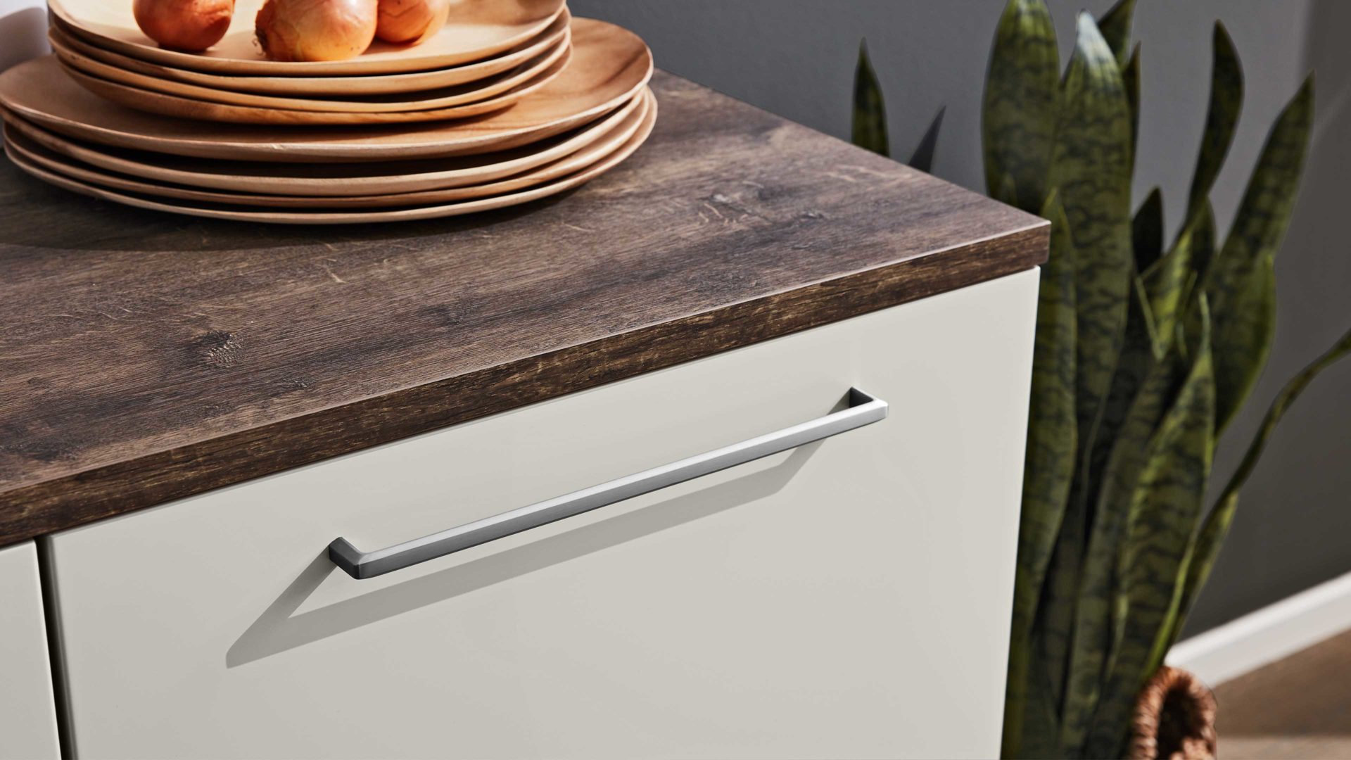 Einbauküche Interliving aus Holz in Grau Interliving Küche Serie 3028 mit Miele-Einbaugeräten Platingrau & Castell Eiche - zweizeilig