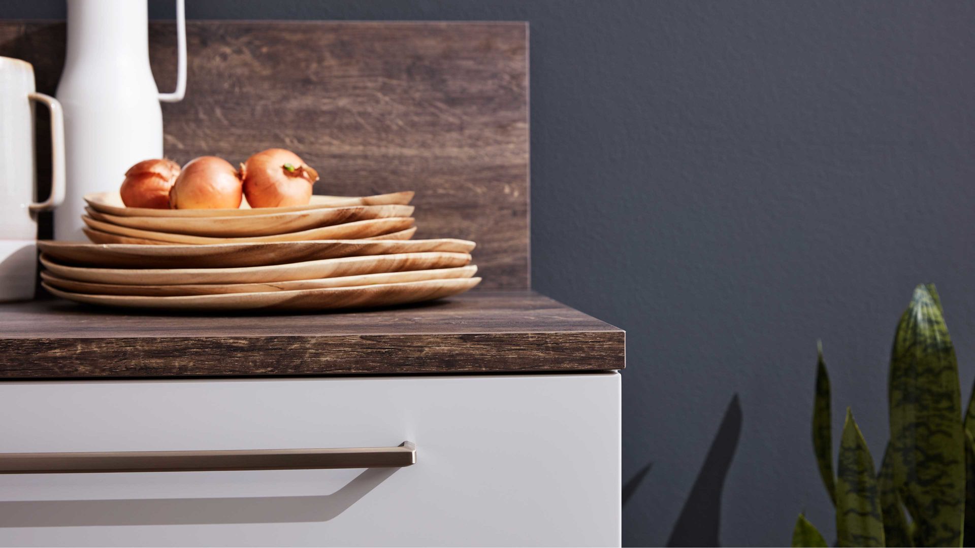 Einbauküche Interliving aus Holz in Grau Interliving Küche Serie 3028 mit Miele-Einbaugeräten Platingrau & Castell Eiche - zweizeilig