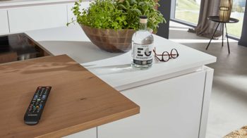Einbauküche Interliving aus Holz in Weiß Interliving Küche Serie 3013 mit AEG Einbaugeräten Arcticweiß & Eiche Pinot – zweizeilig