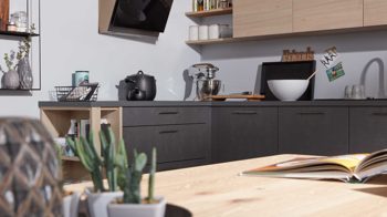 Einbauküche Interliving aus Holz in Holzfarben Interliving Küche Serie 3008 mit AEG Einbaugeräten Stahlgrau & Asteiche – zweizeilig