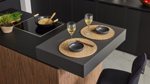 Einbauküche Interliving aus Holz in Schwarz Interliving Küche Serie 3108 mit Miele-Einbaugeräten Mattschwarz & Stripe Wood Choco - dreizeilig