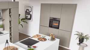 Einbauküche Interliving aus Holz in Weiß Interliving Küche Serie 3079 mit AEG Einbaugeräten Weiß & Lava - dreizeilig