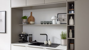 Einbauküche Interliving aus Holz in Weiß Interliving Küche Serie 3079 mit AEG Einbaugeräten Weiß & Lava - dreizeilig