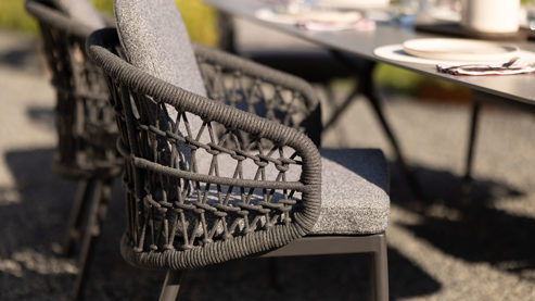 Gartenmöbel-Set Interliving aus Metall in Grau Interliving Gartenmöbel Serie 7012 - Essgruppe mit Diningsesseln hellgrauer Olefin-Teddybezug, Rope, gesinterter grauer Stein & anthrazitfarbenes Aluminium