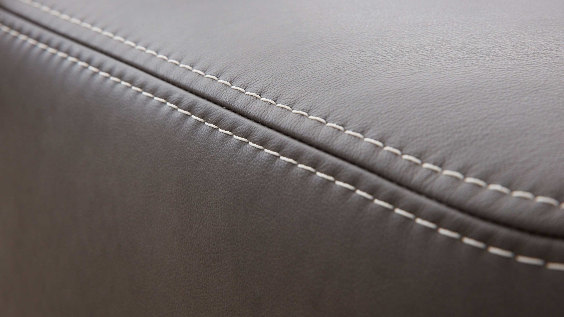 Polsterhocker Interliving aus Leder in Dunkelgrau Interliving Sofa Serie 4251 – XXL-Hocker dunkelgraues Leder Vintage grey & Metallfüße – ca. 125 x 65 cm