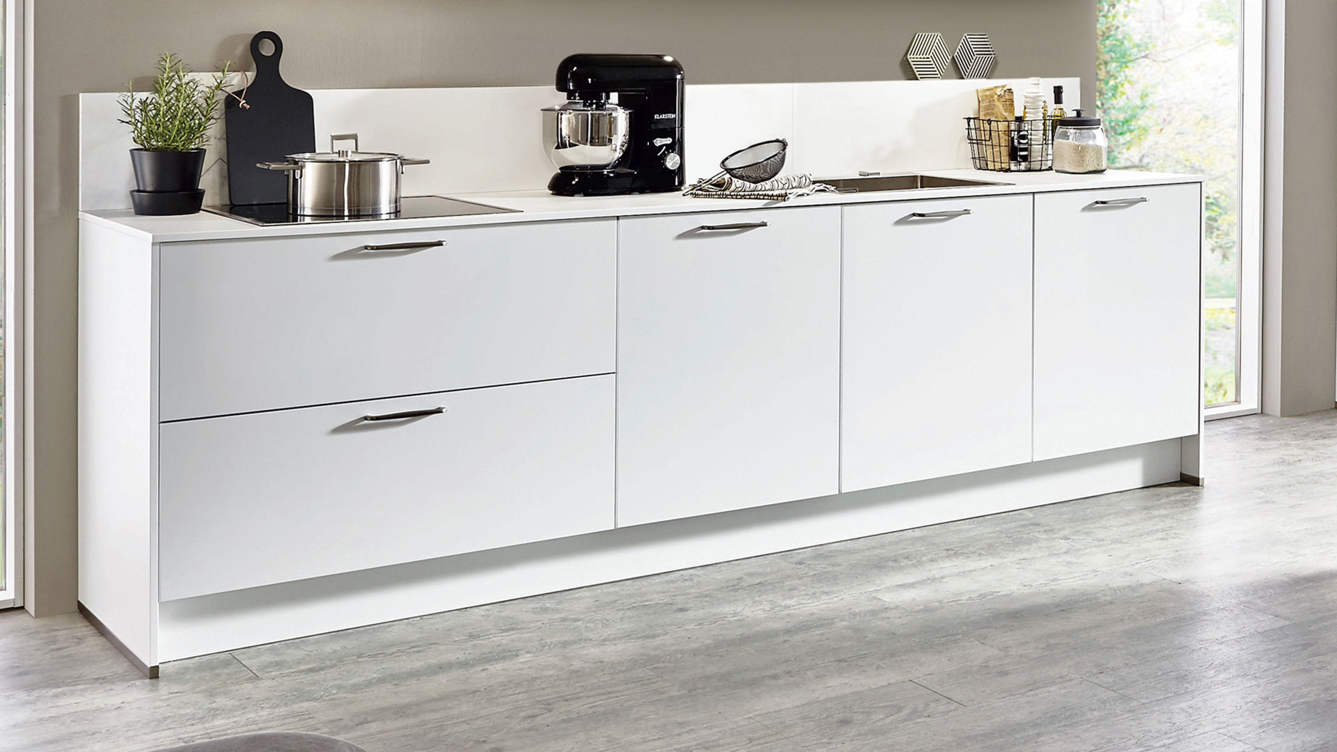 Einbauküche Nobilia® aus Holz in Holzfarben Dunkel nobilia® Einbauküche Focus mit privileg Einbaugeräten Alpinweiß & Balkeneiche – dreizeilig