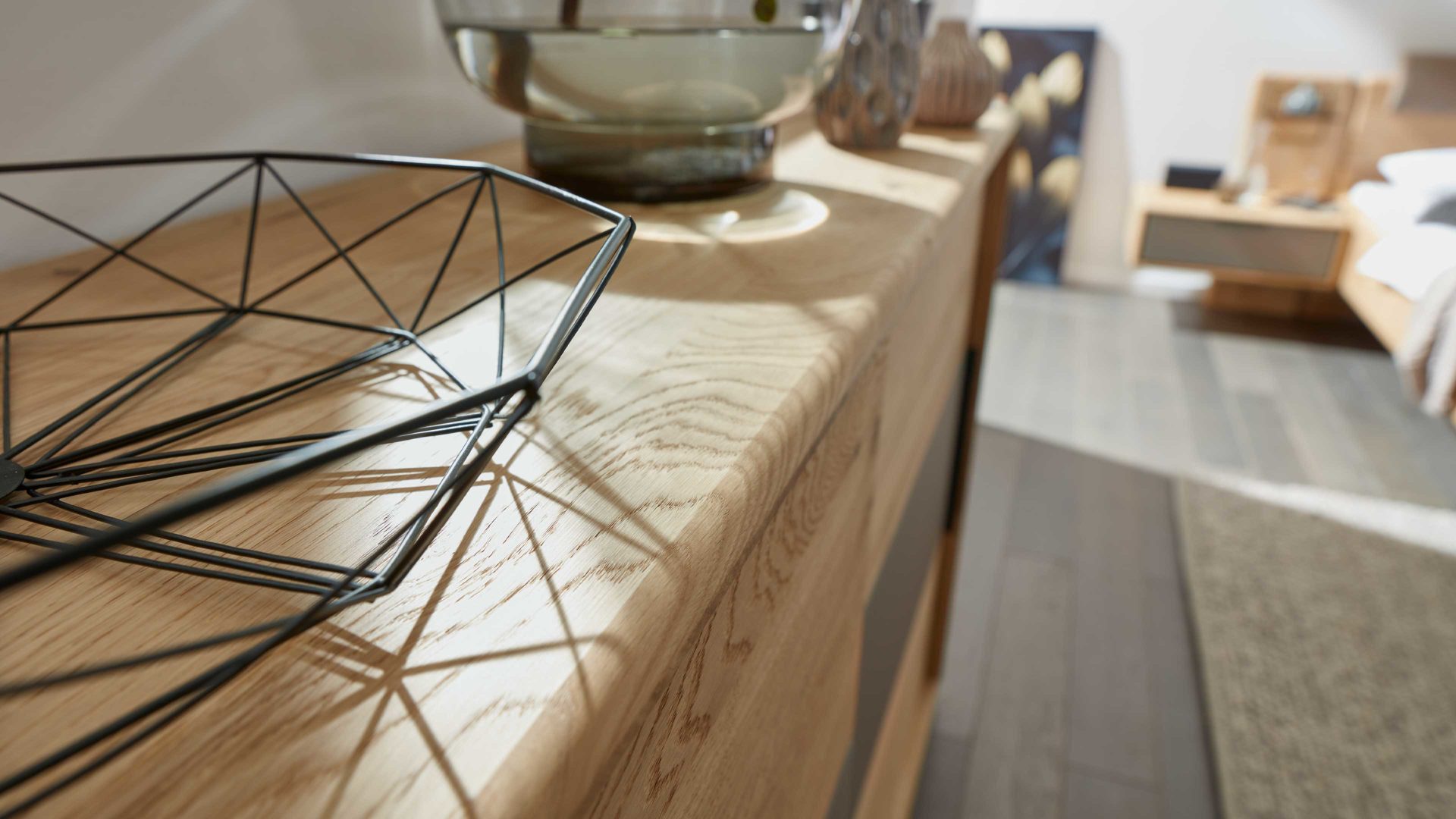 Türenkommode Interliving aus Holz in Grau Interliving Schlafzimmer Serie 1015 – Schiebetürenkommode sienafarbenes Mattglas & Wildeiche – zwei Türen, Länge ca. 164 cm