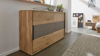 Türenkommode Interliving aus Holz in Grau Interliving Schlafzimmer Serie 1015 – Schiebetürenkommode sienafarbenes Mattglas & Wildeiche – zwei Schiebetüren