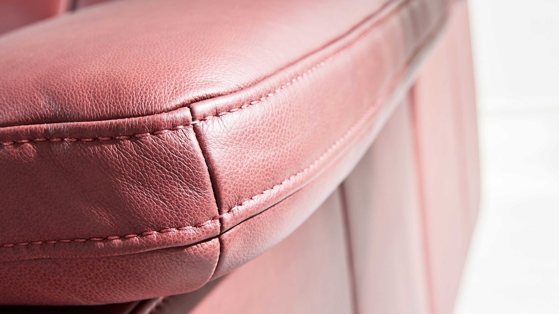 Ecksofa Interliving aus Leder in Dunkelrot Interliving Sofa Serie 4054 – Ecksofa barolofarbenes Leder Credo & schwarze Metallfüße – Stellfläche ca. 287 x 254 cm