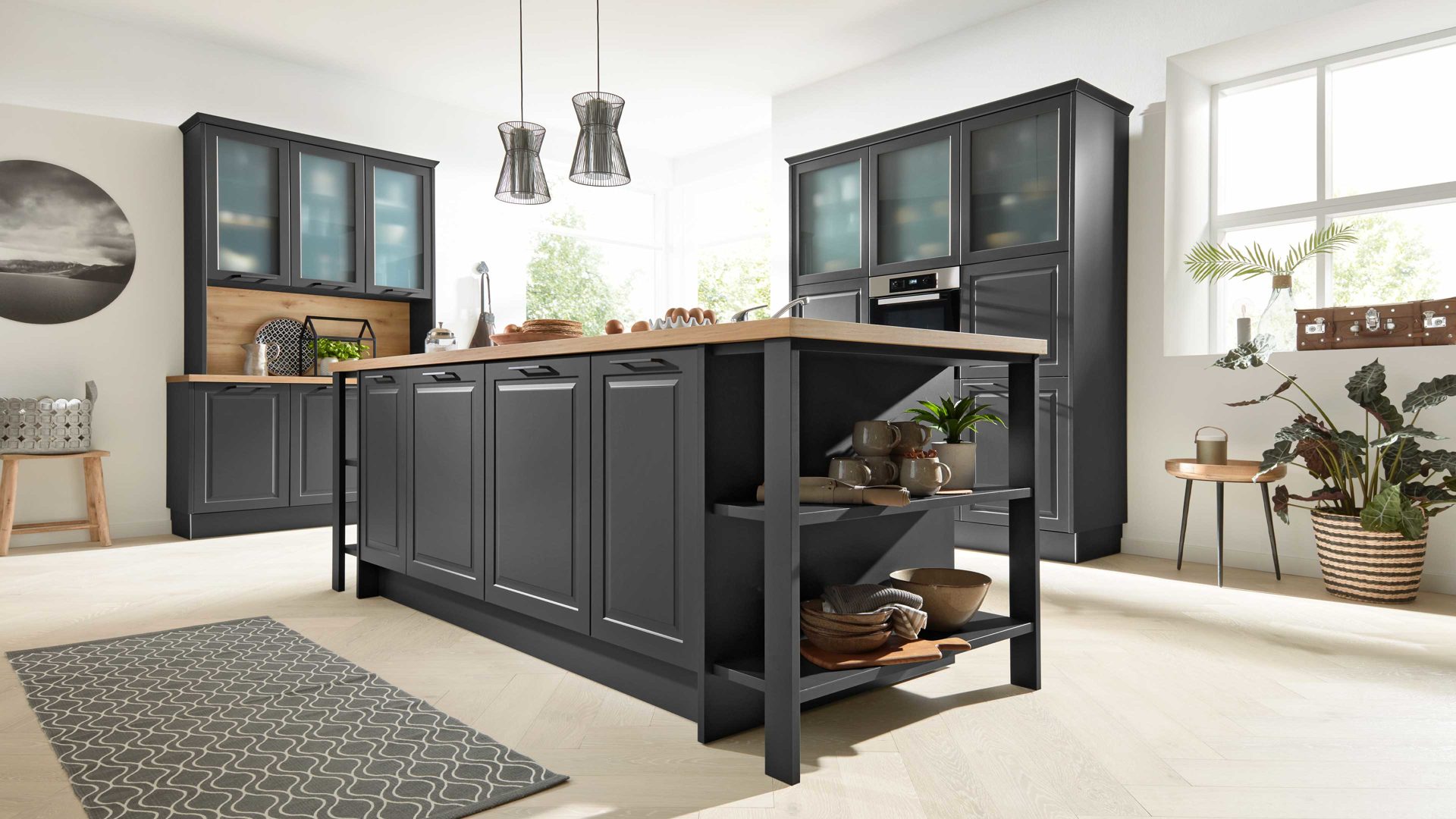 Einbauküche Interliving aus Holz in Dunkelgrau Interliving Küche Serie 3044 mit Miele Einbaugeräten Graphit & Kernbuche – zweizeilig