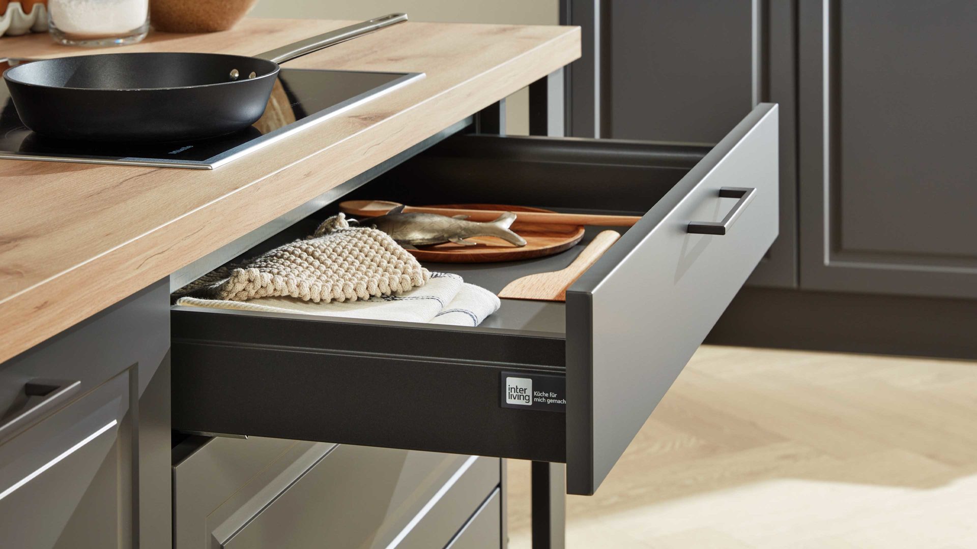 Einbauküche Interliving aus Holz in Dunkelgrau Interliving Küche Serie 3044 mit Miele Einbaugeräten Graphit & Kernbuche – zweizeilig