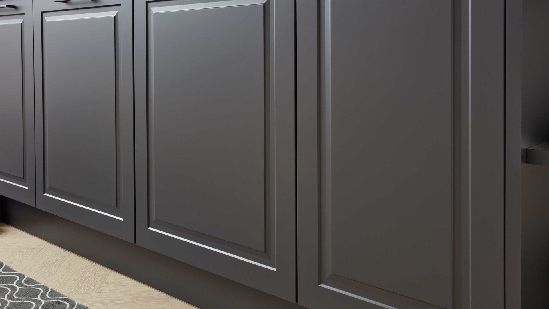 Einbauküche Interliving aus Holz in Dunkelgrau Interliving Küche Serie 3044 mit Miele Einbaugeräten Graphit & Kernbuche – zweizeilig