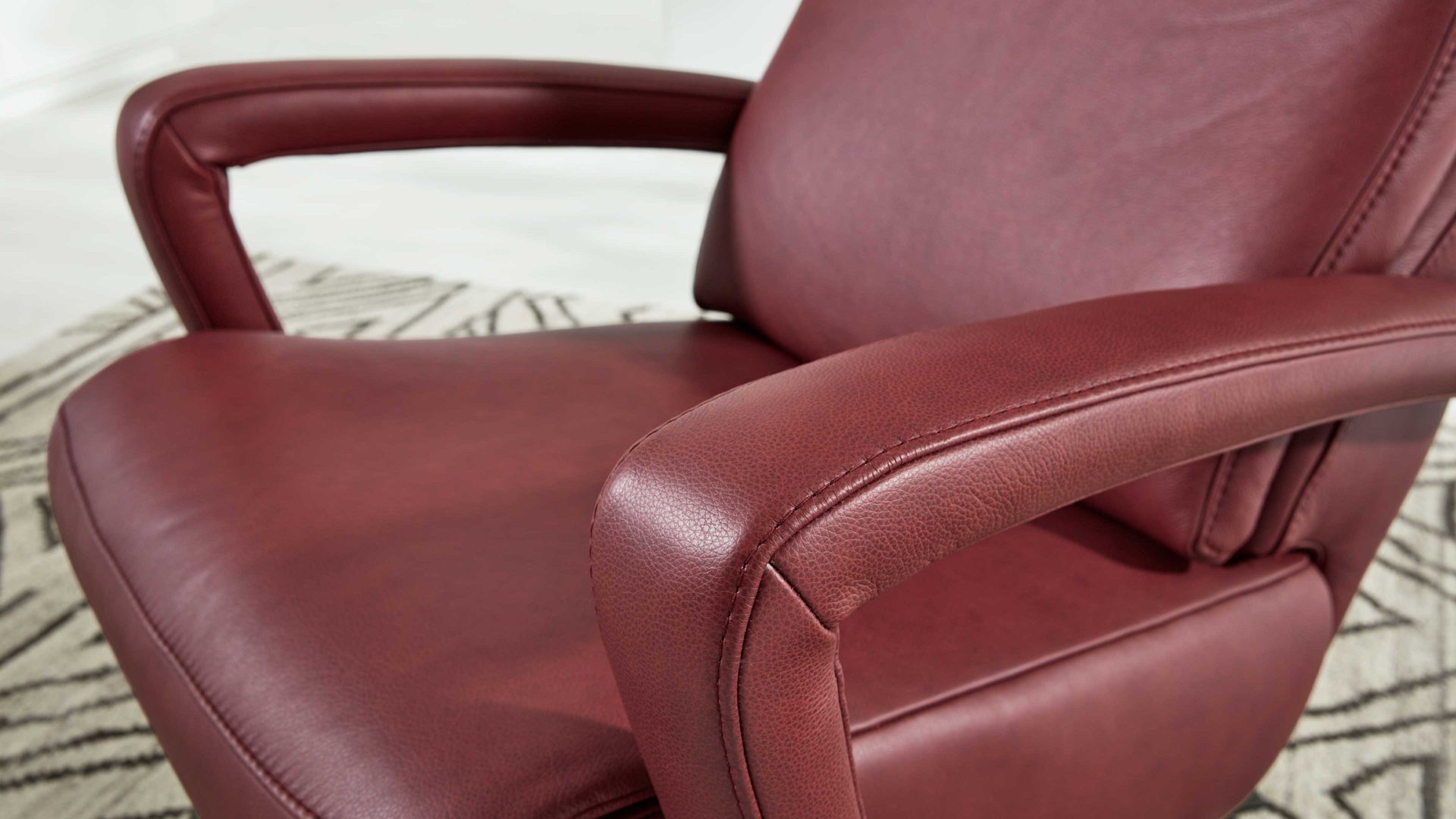 Relaxsessel Interliving aus Leder in Dunkelrot Interliving Sessel Serie 4541 – Relaxsessel motorisch - barolofarbenes LongLife-Leder Rodeo & Sternfuß V4S