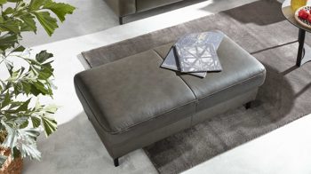 Polsterhocker Interliving aus Leder in Grau Interliving Sofa Serie 4054 – XXL-Hocker XXL Ho steingrauer LongLife-Leder Vivre & schwarze Metallfüße – ca. 130 x 60 cm