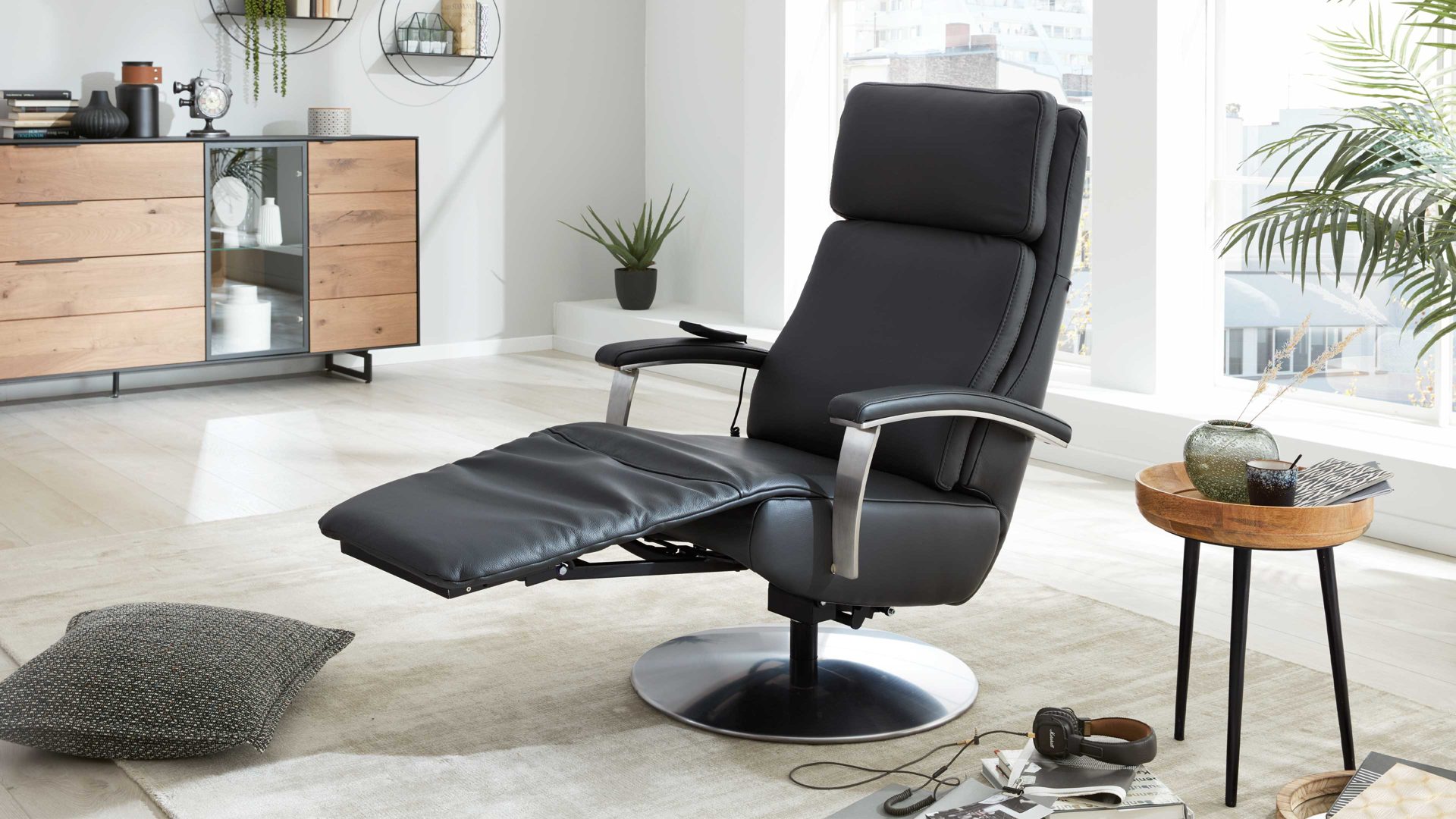 Relaxsessel Interliving aus Leder in Anthrazit Interliving Sessel Serie 4541 – Relaxsessel motorisch - anthrazitfarbenes LongLife-Leder Credo & Tellerfuß V6