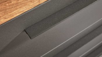 Kombikommode Interliving aus Holz in Dunkelgrau Interliving Schlafzimmer Serie 1025 – Kombikommode Graphit & Balkeneiche gehackt - vier Schubladen, eine Tür